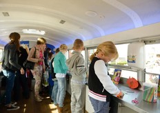 Uitleg in de Fit Food Fun-factor bus bij Gipmans Planten