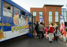 In de vrolijke bus konden kinderen knutselen met fruit