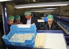 Hans van den Heuvel, Jos Muijsenberg en Riny van der Staak keuren de asperges