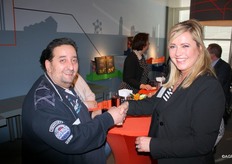 Vers van de Pers: Nino Venezia van Graphic & Mail gaat uitbreiden en wordt gefeliciteerd door Ingrid Henderickx van Fresh Park Venlo