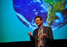 Watts en zijn team kreeg het voor elkaar om in de snikhete woestijn een renderende kas te bouwen die teelt met behulp van zeewater en zonne-energie.