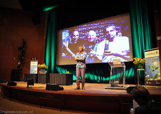 Ondanks dat iedereen met planten werkt, lijkt namelijk niemand met de natuur te werken. Simcox gaat in zijn reizen terug naar die natuur. Wereldwijd her-ontdekt hij producten die smaakvol en nuttig zijn en toch totaal de vergetelheid in raakten.