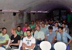 In het voormalig waterbassin werden de presentaties gehouden. Hier is het publiek in afwachting van de eerste spreker.