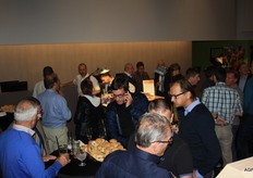 Genieten van gesprekken, een hapje en een drankje.