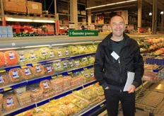 Hans Liekens van Hessing bij de gesneden groenten. Hij vertelt dat ze tot een jaar geleden nog niet actief waren in België, maar dat ze momenteel hard aan de weg timmeren in dit land en al enkele retailers beleveren.