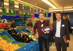 Gerco Mast en Joàn Harms van DOOR Partners bij het product waar Gerco in is gespecialiseerd: de aubergine.