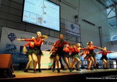 Ondertussen werd het publiek vermaakt met verschillende dansgroepen