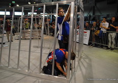 Je ziet het niet, maar voor deze twee was het door het fanatieke gejuich af en toe lastig zich te blijven concentreren.