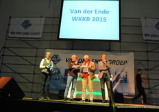 En dan de echte spanning. Arne Weverling mag de prijs aan de beste bouwer uitreiken.