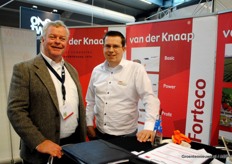 Bij Van der Knaap staan Jan Meijer van Lutgo en Bart 't Hoen te kletsen