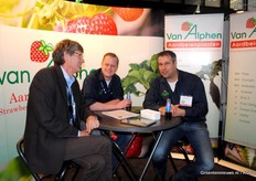 Bert Meulen van Fresh Forward bij Sjoerd van Rispen en Frank van Alphen van Van Alphen Aardbeienplanten