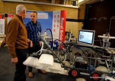 Jan van der Heijden bij de dekwasmachine