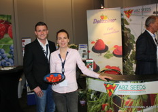 Paul Dodeman en Rinske van Dekken van ABZ Seeds, rechts nog net Gé van Bentvelzen. Zij presenteerden Delizzimo een prachtige nieuwe aardbei.