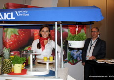 ICL Specialty Fertilizers (vh Everris) met in de smoothiebar Linda Veldman en rechts Lorenz Hendriks