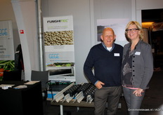 Hans van Asseldonk en Maritha van Berlo van GEGE Machinebouw. Onlangs hebben zij bij Planasa in Orlando(USA) een grote verwerkingslijn voor aardbeienopkweekmateriaal weggezet, binnenkort meer hier over..