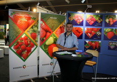 Ruud van Bommel bij de Harmony banier, een mooie nieuwe aardbei van Vissers Plant innovators