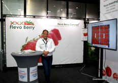Jos Goossens van Flevo Berry Concept, het nieuwe bedrijf van Jos, wat nu naast Goossens Flevoplant draait om een nieuwe dimensie in aardbeienland te genereren met vroege en late rassen en daarnaast doordragers om zo het aardbeienseizoen steeds langer uit te breiden.