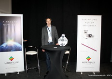 Kurt Zwemstra van Hortilux was met de speciale lampen en ledverlichting naar Den Bosch gekomen om eens te kijken wat de aardbeiensector vind van dit concept.