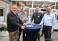 Zo. Tijd voor gezelligheid na al die informatie. Daarvoor zit je wel goed bij Michiel van Spronsen, Jeroen van Leeuwen en de heren Valstar en Olsthoorn