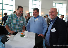 Kim Swinnen van DCM met tomatenteler Eddy van de Kerkhof en Ruud van Gils, Cultilene