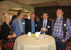 Een groepje uit het Haspengouwse. Marijke van der Stukken (Veiling Haspengouw), Luc Jacques (bestuurslid V. Haspengouw), Luc Bels (Voorzitter V. Haspengouw), Luc Vanoirbeek (Boerenbond) en Bert Vanweddingen (Teler/Bestuurslid V. Haspengouw).