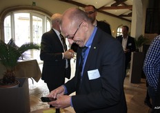 Maarten de Moor van LAVA stuurt eerst een berichtje voordat hij op de foto gaat.