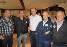 Twee aardbei- en drie tomatentelers van Hoogstraten op een rij: Kim Hermans, Jan Mertens, Raf Quirijnen, Jef Brosens en Toon Mulders.