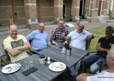 Jan van Delftaken, Harry van Ooyen, Pieter Adriaanse, Janus Kanters en - een beetje in het donker - Matthe van Ooyen