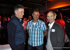 Hans van den Berg, Richard van der Knaap en Louis Bouwman in een serieus gesprek verweven