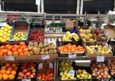 Handelaren bieden een divers assortiment van aardappelen, groenten en fruit.