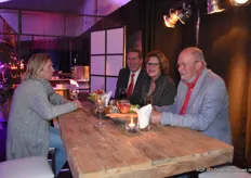Leden Annemiek en Martien de Klerk, Veiling-medewerker Jo van Liempt en Ineke Lammers