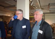 Leon Giesen van Giesen Facilities met collega Frank de Groot die net een slokje koffie neemt.