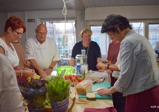 Chefkok Ton van Kookpunt Houtvennen legt uit wat de dames te wachten staat