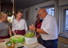 Ton helpt bij het maken van de erwtenpuree