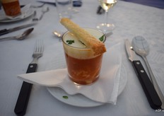 Huisgemaakte tomatensoep gevuld met reepjes omelet, kip en rijst als top crème van kaas