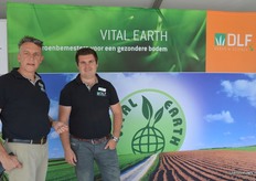 Frank de Dobbelaere en Thomas van Tetering van DLF seeds & Science. Staan met de Vitalli Japanse haver. Is er dit jaar voor het eerst een slaat goed aan bij de uientelers.