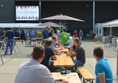 Heerlijk weer voor een hapje en een drankje.