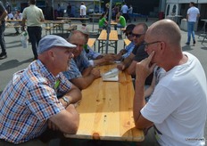 Goede gesprekken aan de tafel.