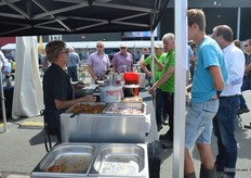 In de rij voor een broodje hamburger, patat, saté, of een broodje beenham.