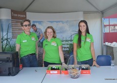 De dames van Van Iperen ontvangen enthousiast de bezoekers. En het verlengen van hun licentie.