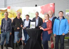 Een heel team bij Fruitmasters: Wim Kater, Martin Kater, Eric van Ewijk, Rinie Verbeek en Sanne-Rieke van Westrenen.