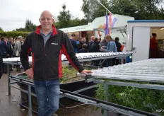 Richard Verhoeven staat bij de bakken van Beutech Agro, zij verwerken restvloeistoffen van gewasbeschermingsmiddelen.