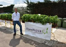 Bart Vromans van Hortinova laat de voedingsproeven met nitraat en zwavel zien. Met laag nitraat en hoog zwavel zijn de planten sterker tegen meeldauw.