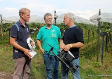 Bert Geeraets (r) geeft uitleg over de mogelijkheden aan John Bal van ZLTO en Erik Peters voorlichter in de aardbeien. John is adviseur voor het ICAReS project