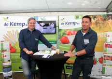 John Gielen en Hans van den Goor van Plantenkwekerij de Kemp. Zij hebben volgend jaar nieuws voor de asperges (houd www.agf.nl in de gaten)