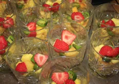 Aardbeien, kiwibessen en ananas. Een heerlijke en gezonde combinatie.