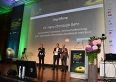 Kaasten Reh, Jörg Pretzel en Hans Christoph Behr (vlnr) openen het Deutscher Obst und Gemüse Kongress 2017.