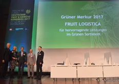 Gérald Lamusse, Wilfried Wollbold, Madlen Miserius en Christoph Göring nemen de prijs in ontvangst.