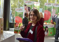 Landbouwdeskundige Sabine Liebertz van de Amerikaanse ambassade laat zich de verse vruchtensappen goed smaken.