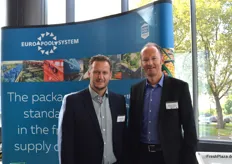 Klaus Michael Ruck en Marian Polomski van Euro Pool System International GmbH laten recyclebare versverpakkingen zien.